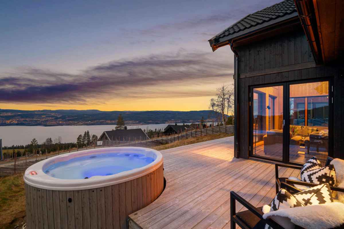 Privat hytte med inngjerdet tomt og Mjøsa-utsikt i Mjøsli