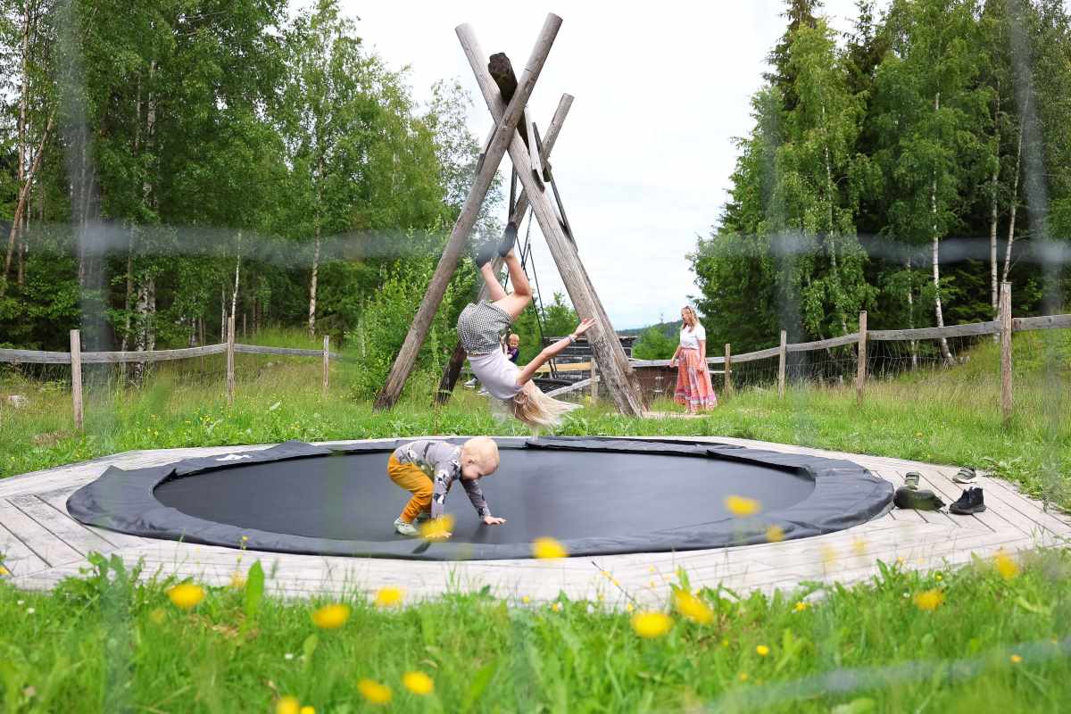 Trampoline på lekeplass i Mjøsli
