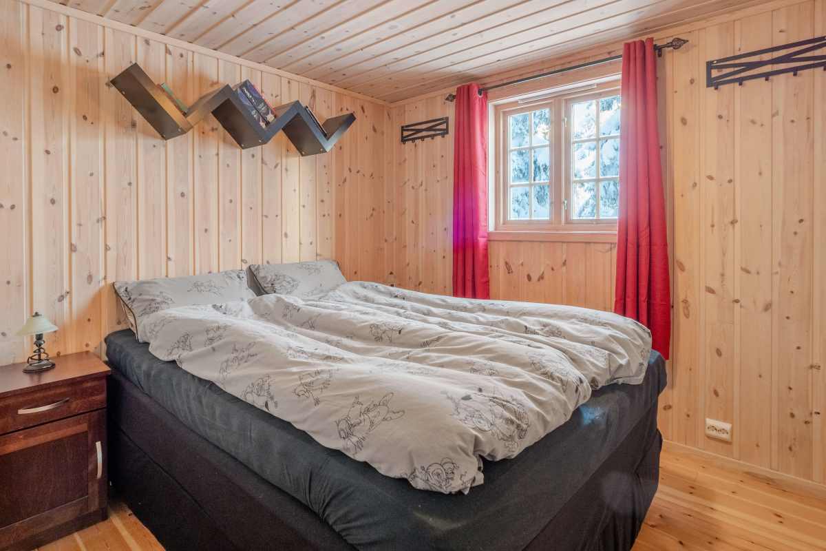 Soverom i Bjørnen, Budor