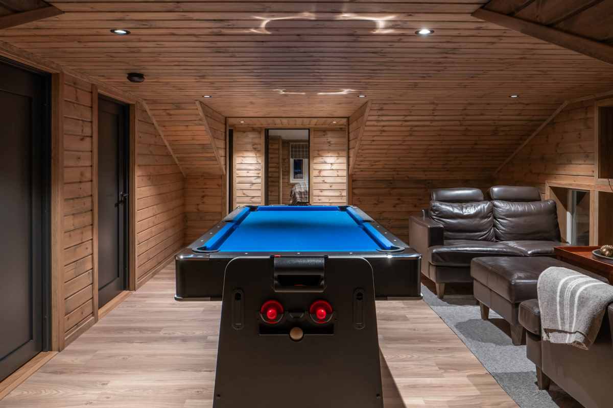 Sosial spillsone i annen etasje, perfekt for vennegjenger eller teambuilding i Casa Leo på Budor