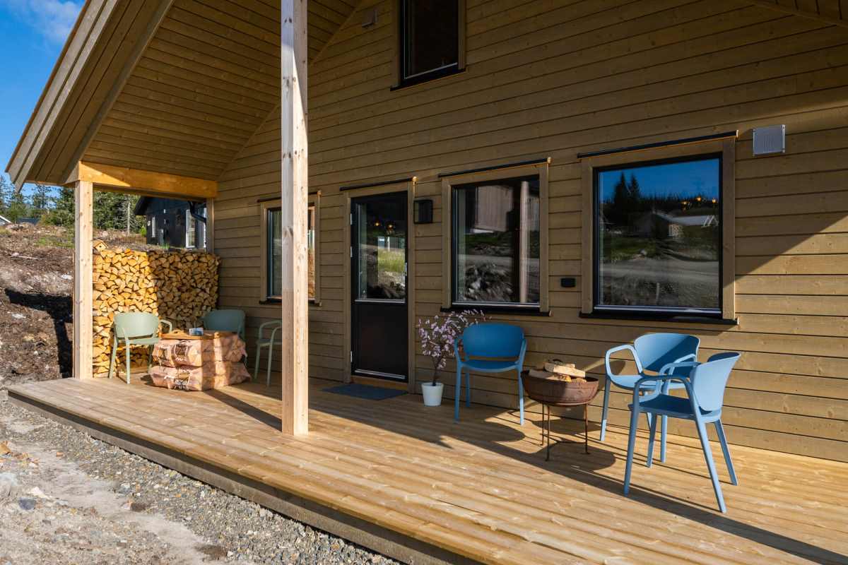 Terrasse og eksteriør på Elgen på Budor