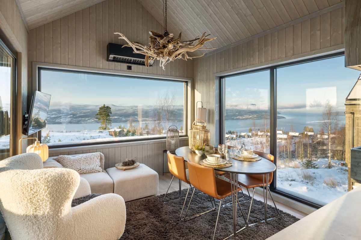 Fugleredet 4 designhytte med panoramautsikt over Mjøsa på Mjøsli