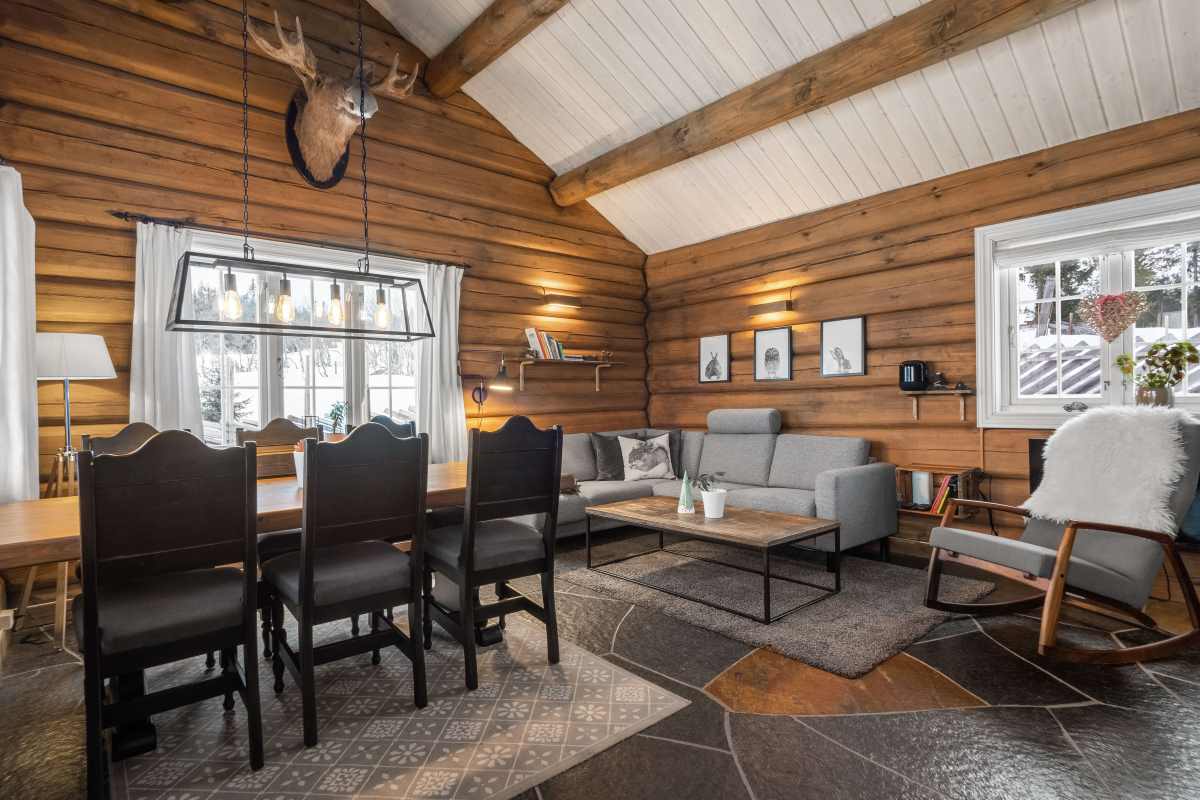 Stue med peis i Harestua på Budor