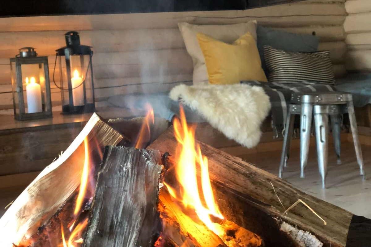 Åpent ildsted inne i Koie på Budor