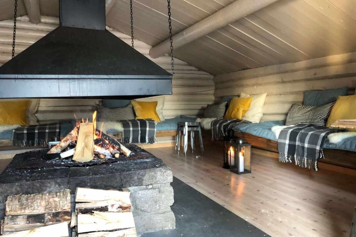 Koie off-grid skogskoie 4 meter fra Koievannet med badebrygge på Budor