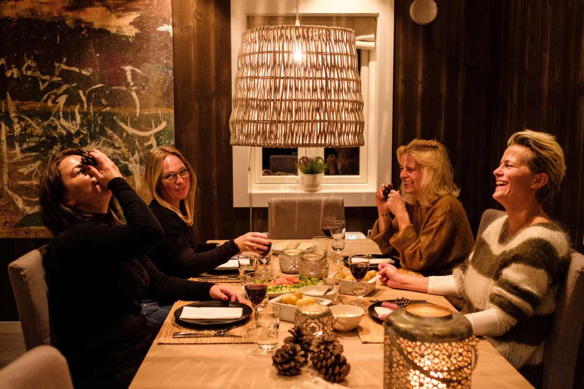 Bedriftsgruppe samlet inne i Mjøsli Lodge — konferansehytte med overnatting 30 min fra Oslo