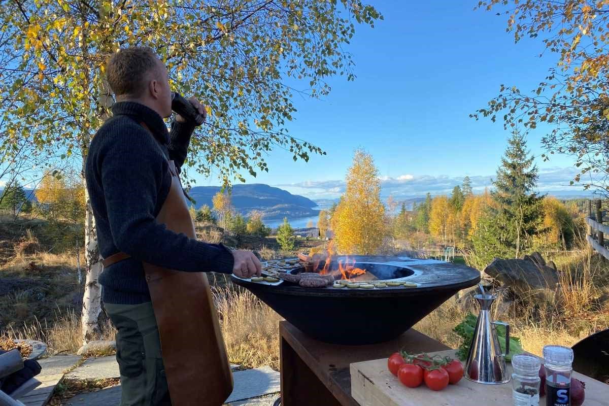 Grill ved uteområdet til konglehytta 1 i Mjøsli