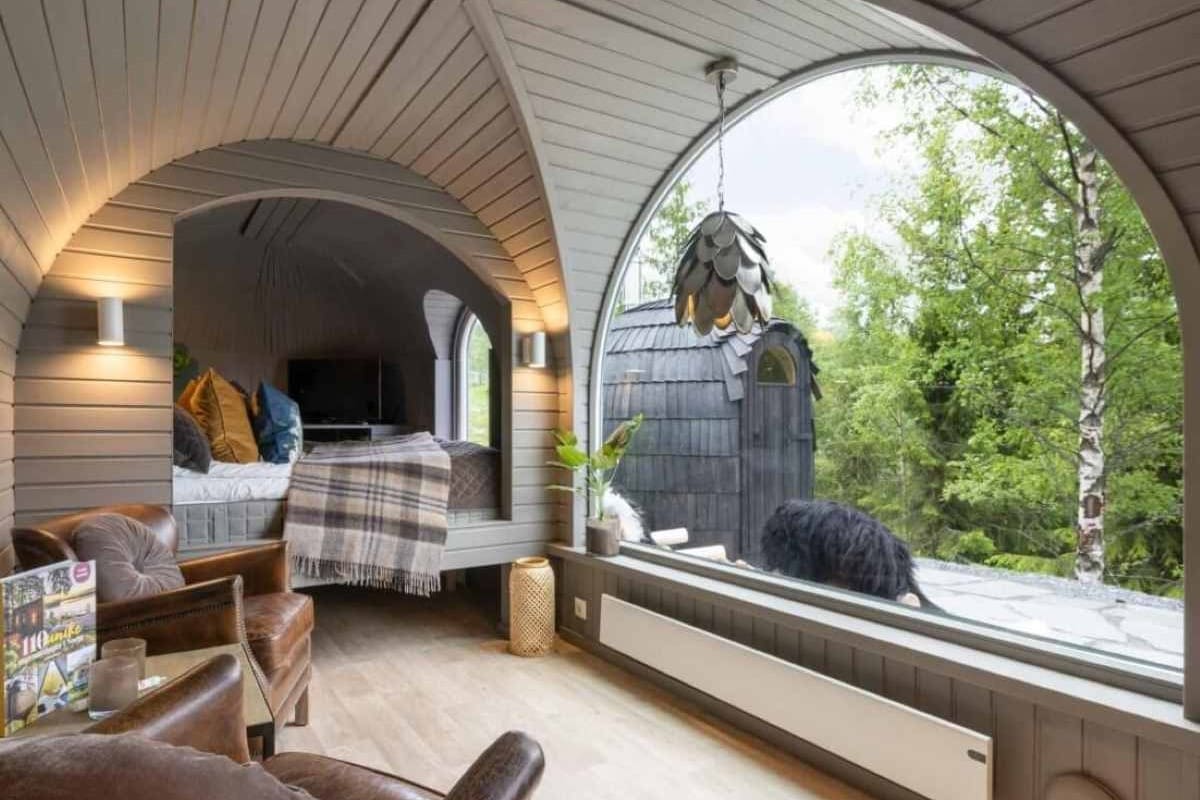 Stue og seng med utsikt fra Konglehytta 2 i Mjøsli