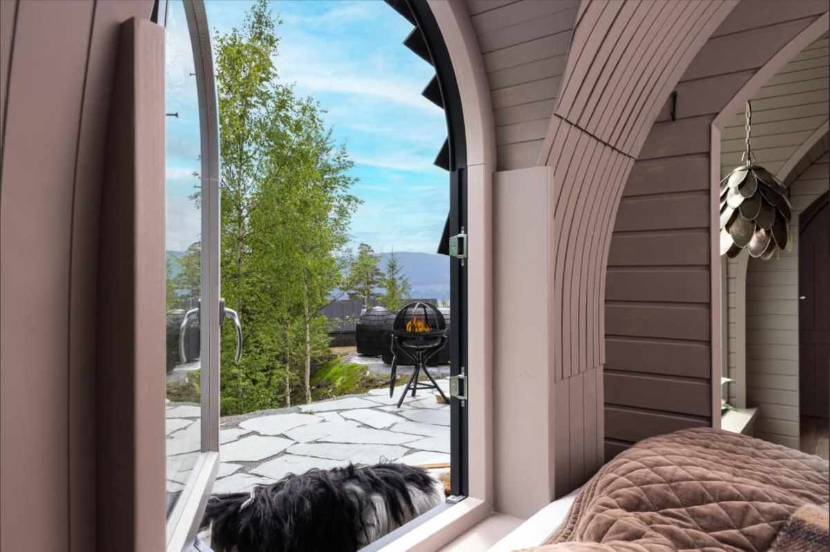 Utsikt fra sengen i konglehytta 2 i Mjøsli