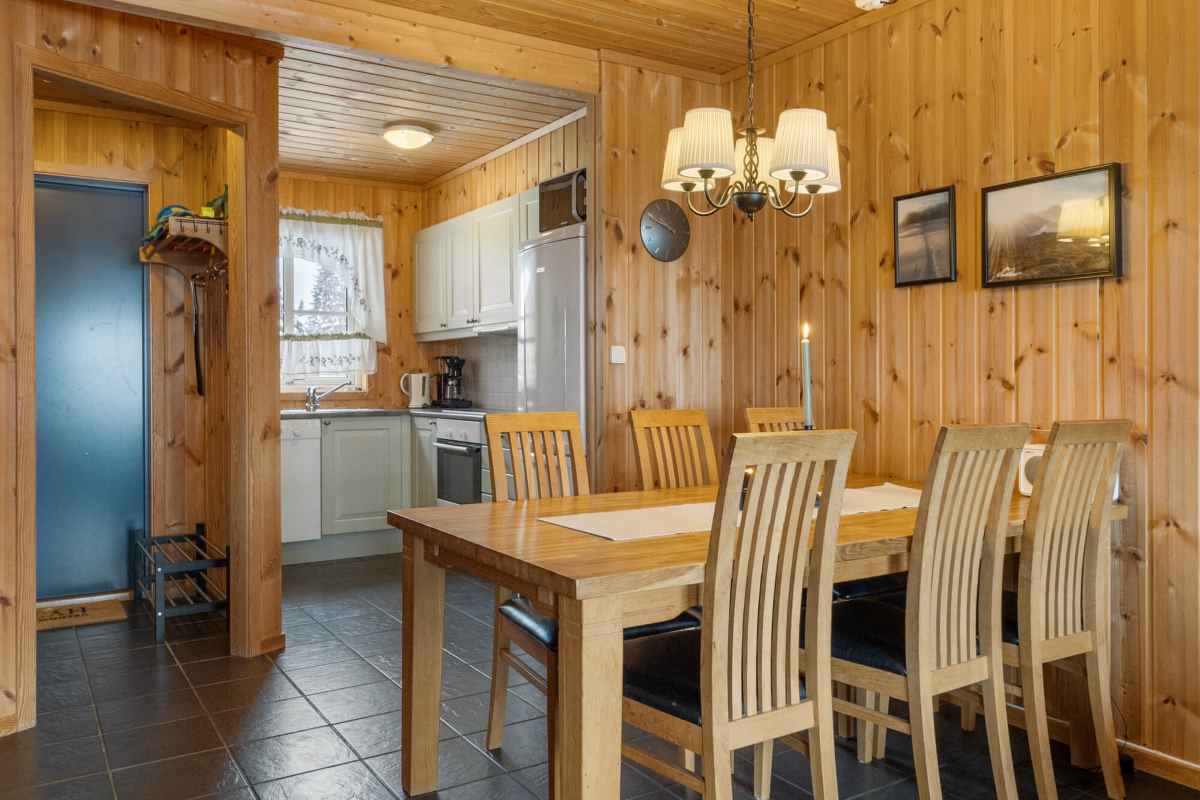Spisesbord og kjøkken i Leilighet 1498B på Budor
