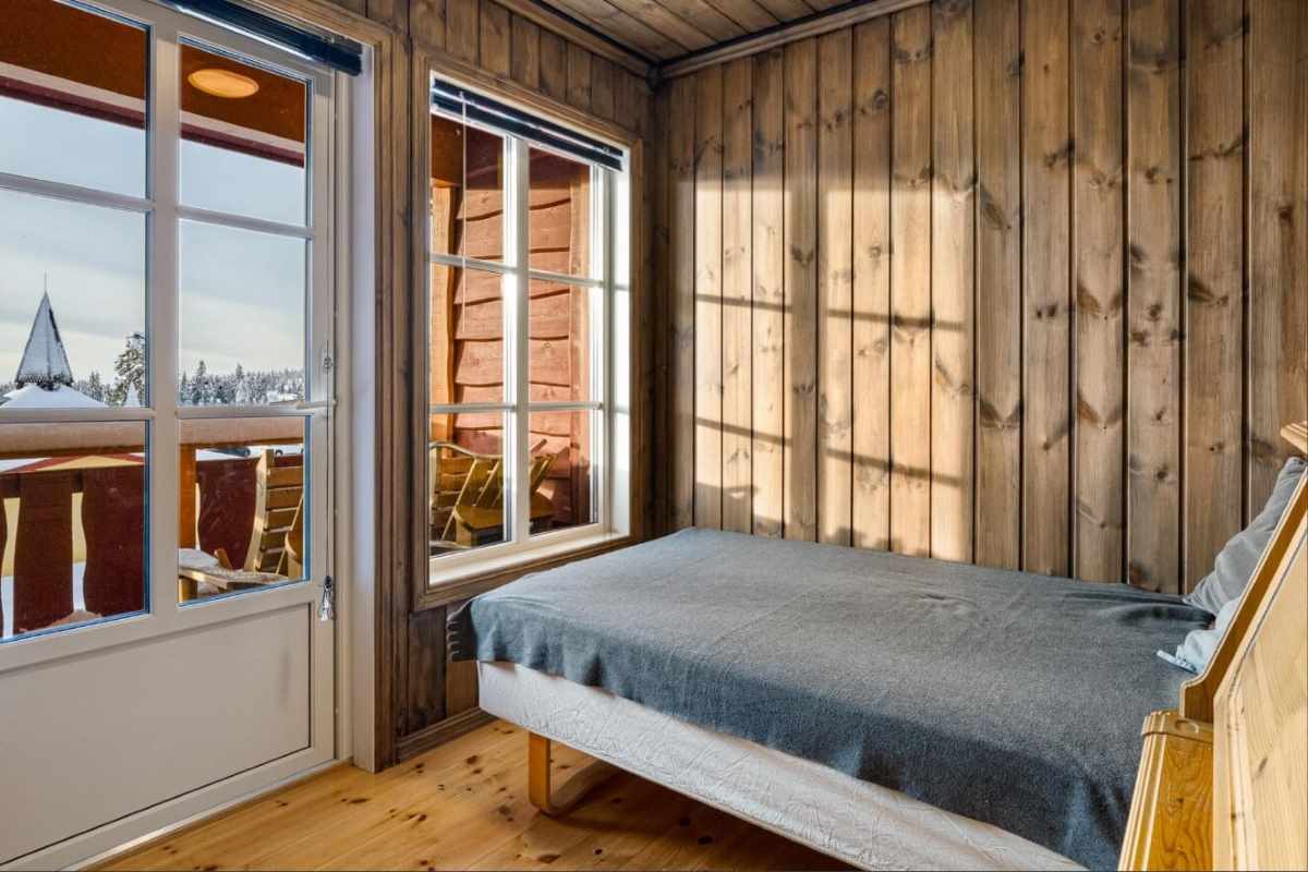 Soverom med balkong og utsikt i Leilighet 1498C på Budor