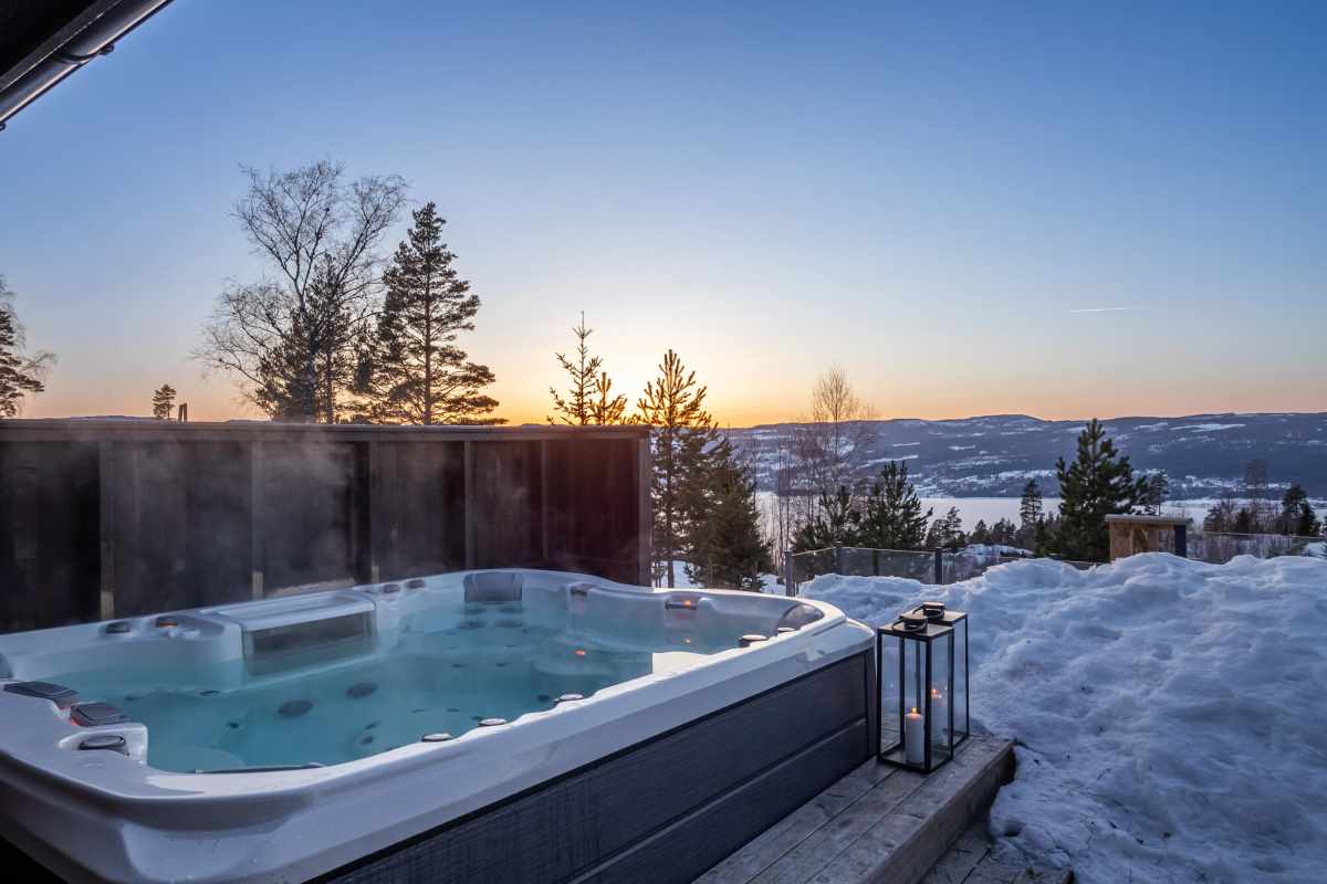 Jacuzzi ved Mjøsli Lodge med utsikt over Mjøsa