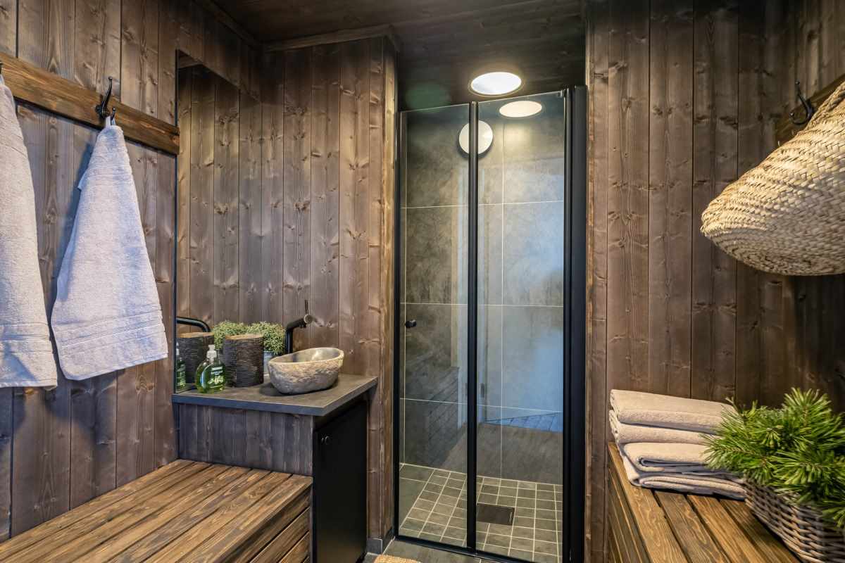 Dusjhus ute ved jacuzzien i Mjøsli Lodge