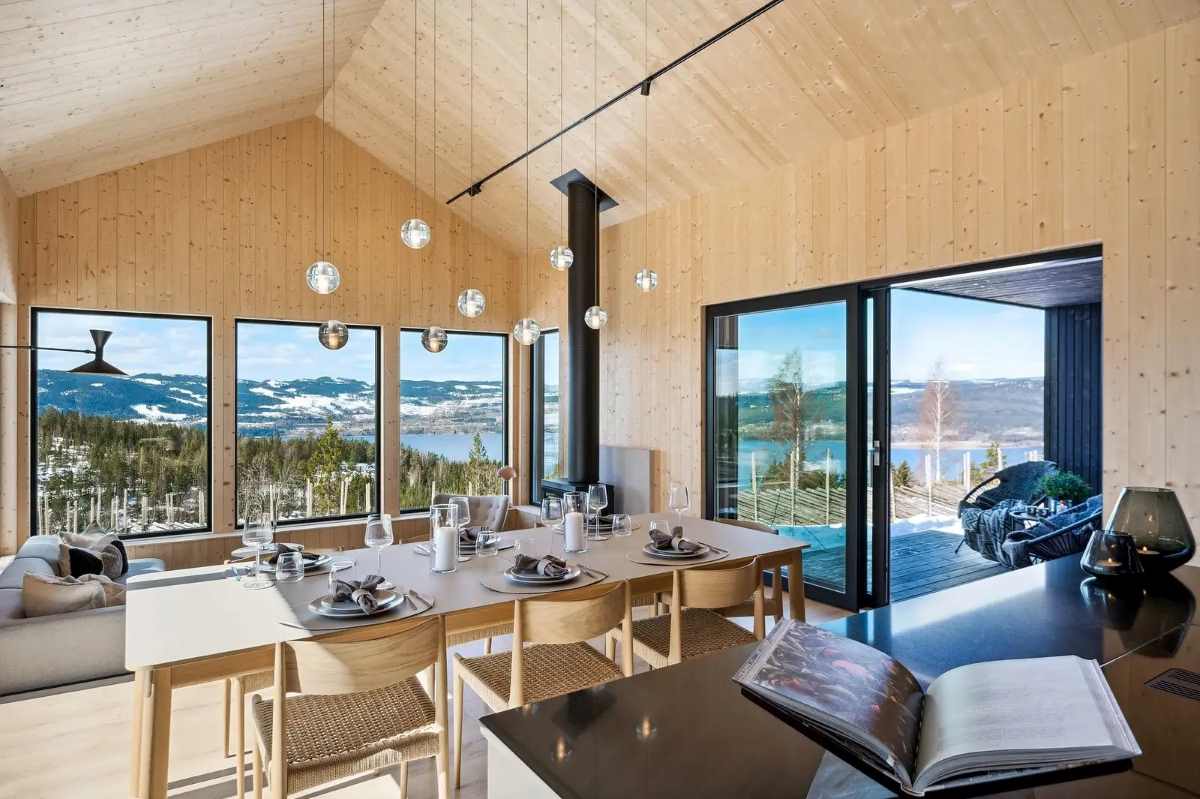 Stue med peis i Mjøsutsikt, Mjøsli