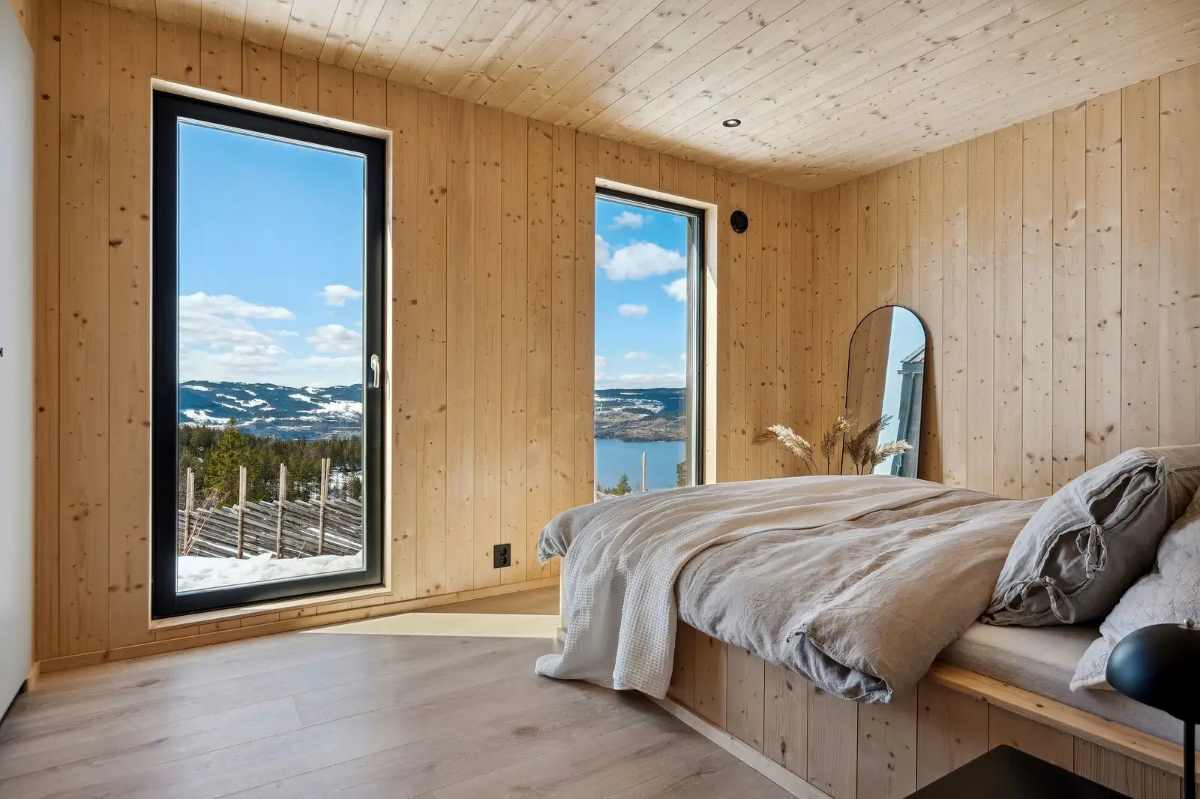 Soverom med panoramautsikt over Mjøsa i Mjøsutsikt på Mjøsli