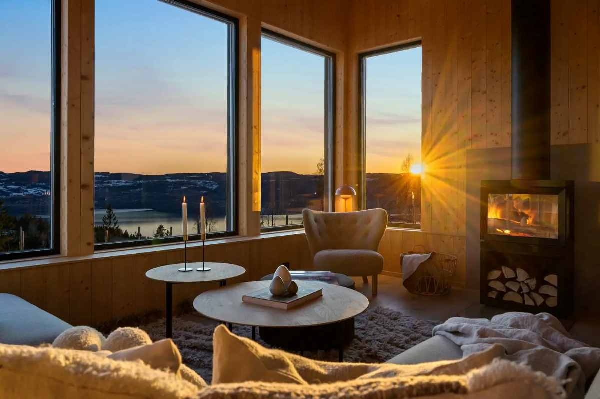 Panoramautsikt over Mjøsa fra stue i Mjøsutsikt i Mjøsli