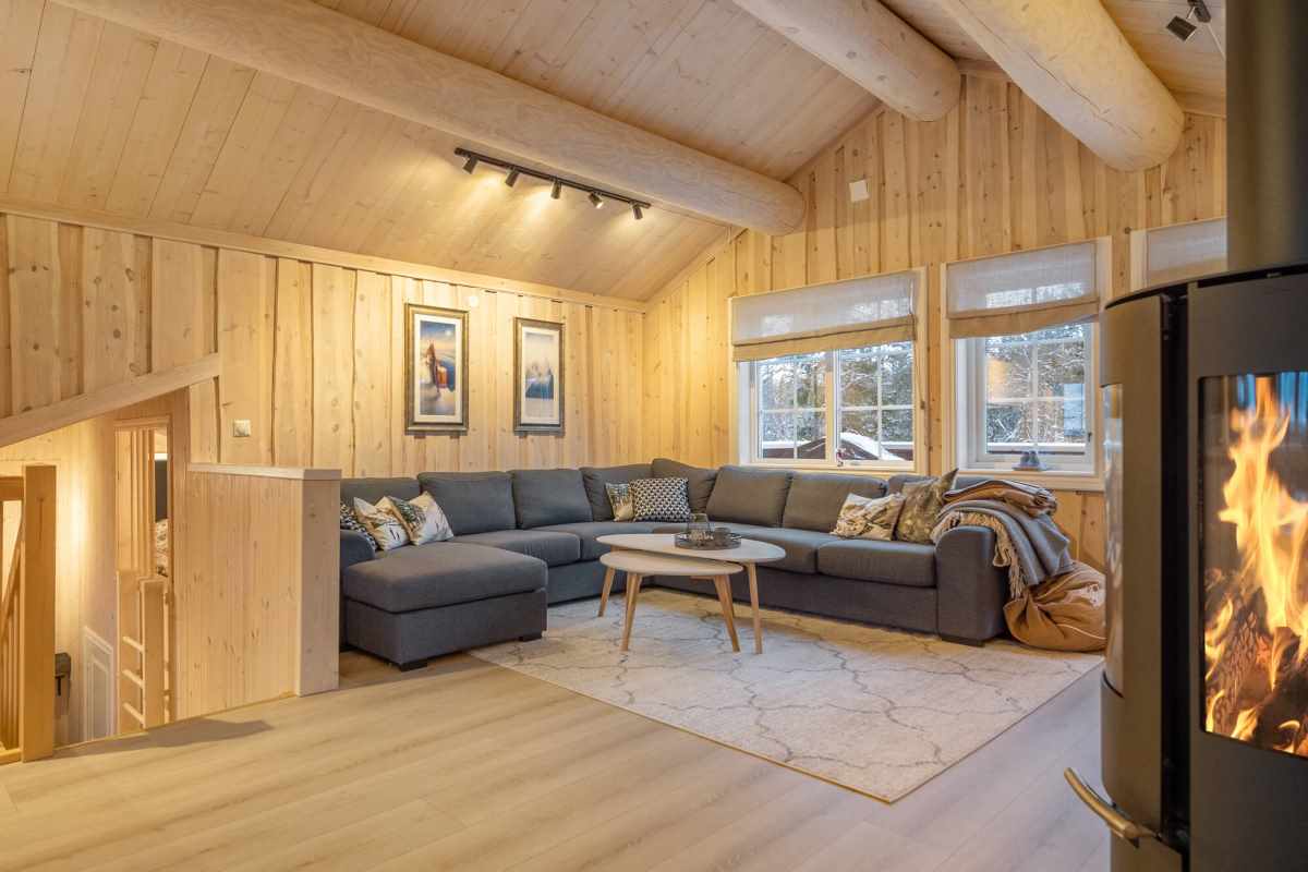 Stue med peis i Møssmørlia 9 på Budor