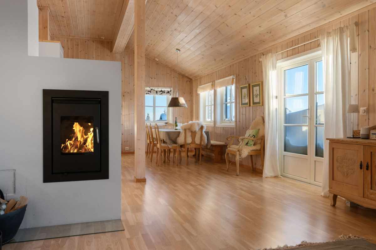 Peis i stua på Orrhanen på Budor