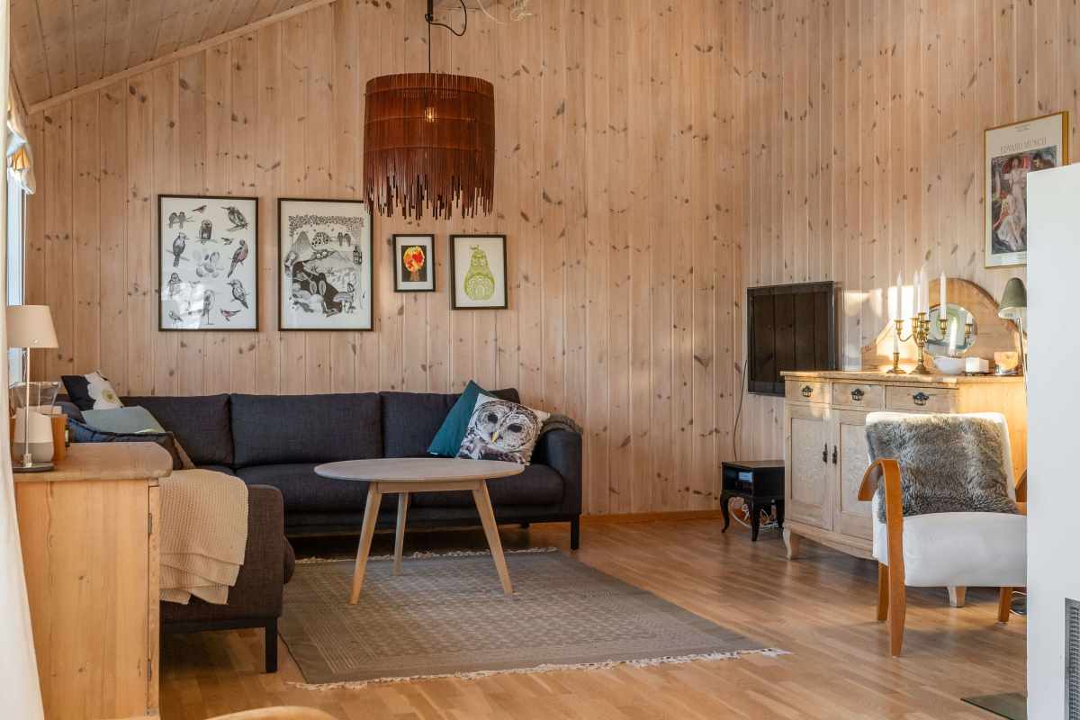 Stue med peis i Orrhanen på Budor