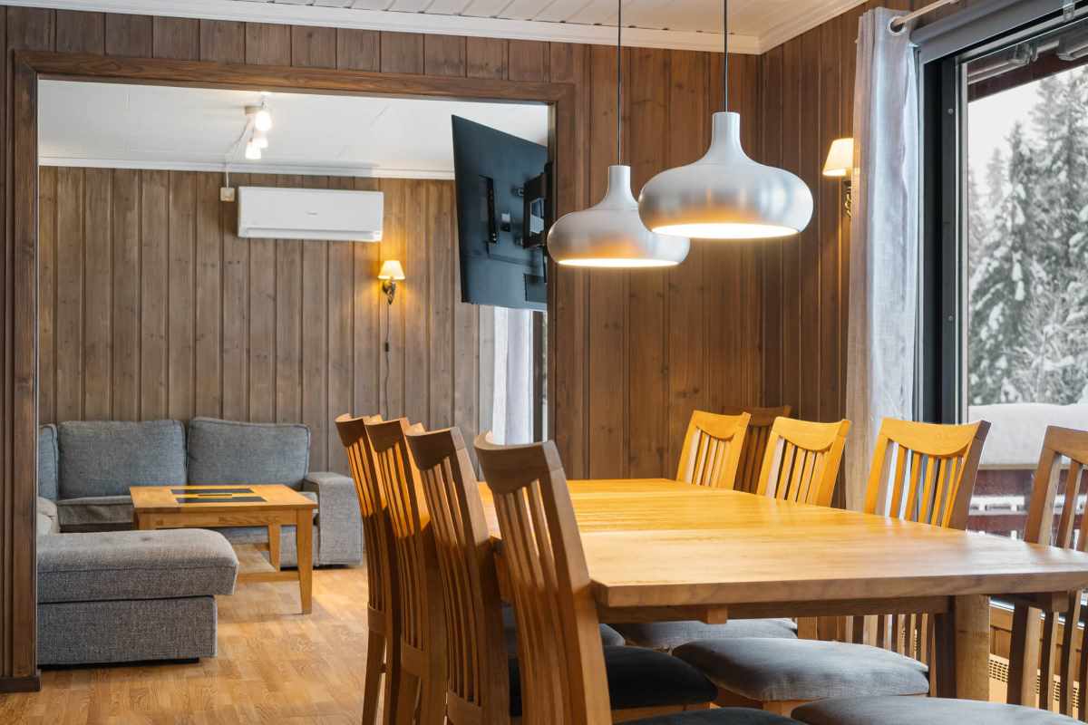 Spisestue og stue med peis og skogsutsikt i Oteren på Budor