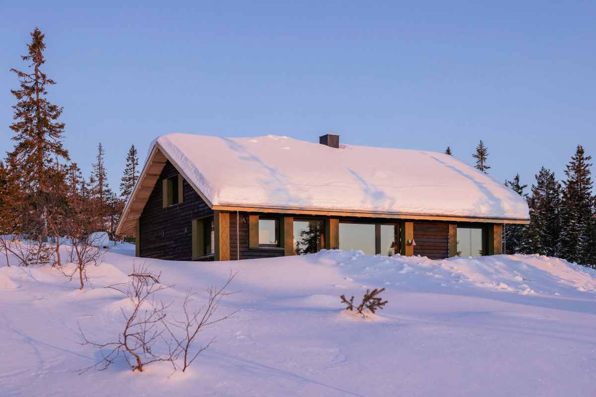 Hytten sett utenfra på vinteren, Rogna på Budor