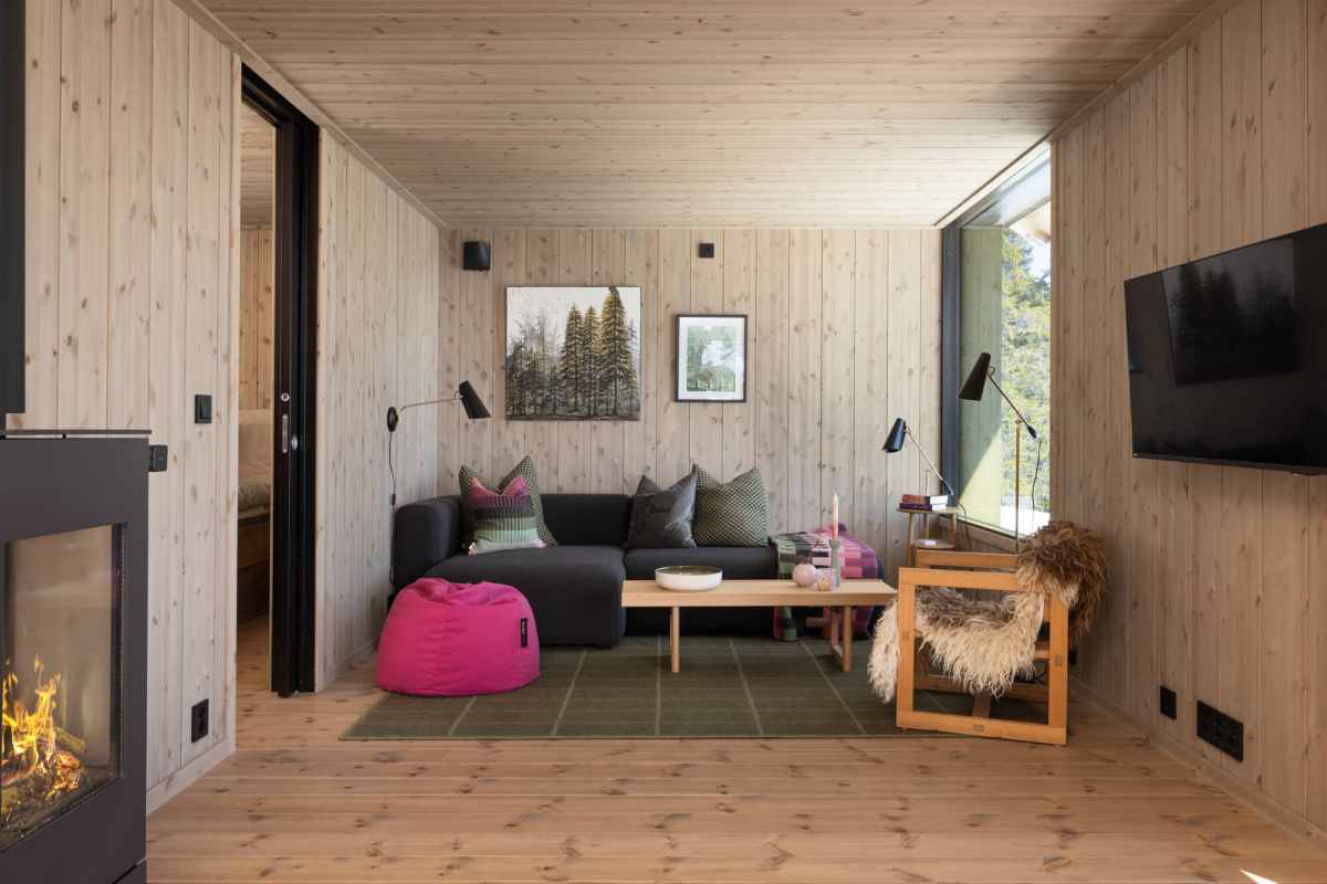 Stue med peis og panoramautsikt i Rogna på Budor