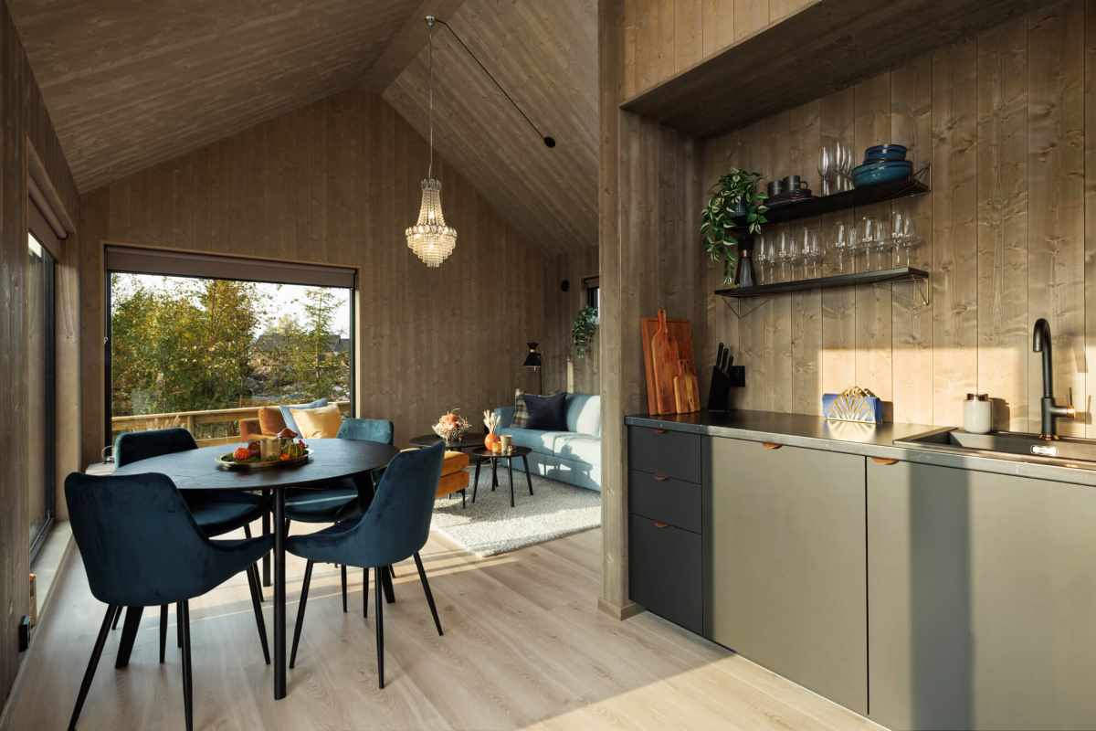 Interiør og stue i Sansa Lodge, Mjøsli
