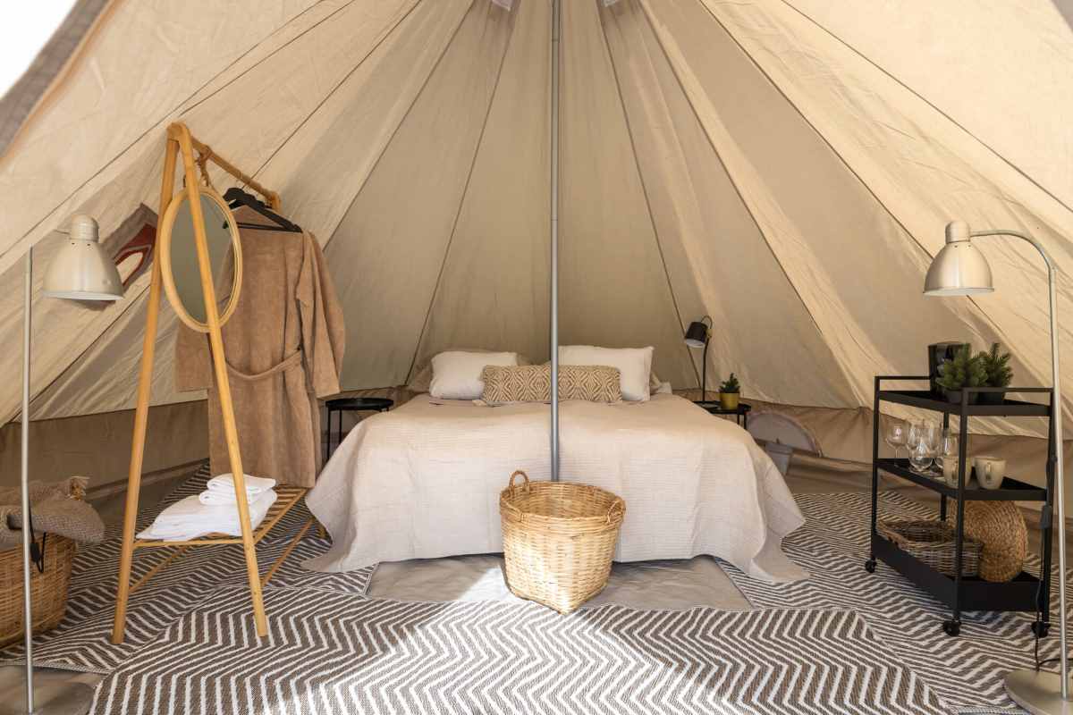 Inne i glamping-teltet Stjernetaket i Mjøsli