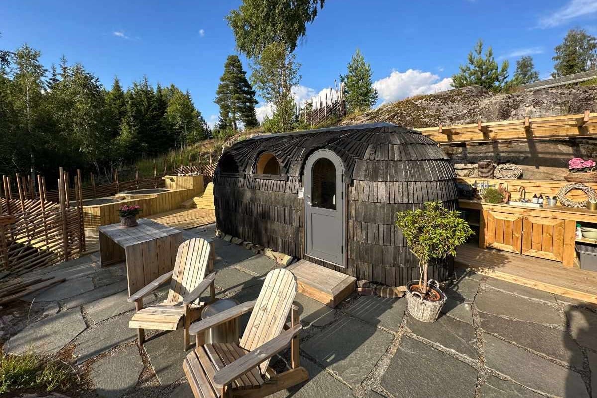 Delt bad-og utekjøkken ved glamping-teltene i Mjøsli