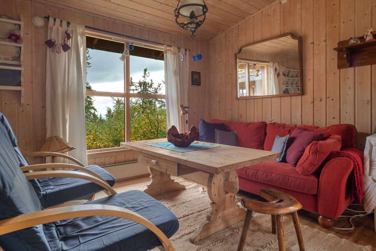 Stuen med skogsutsikt i Tiuren på Budor