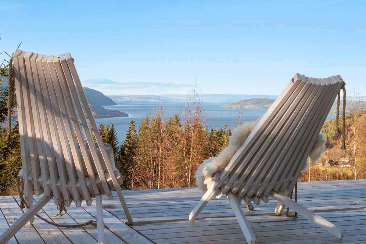 Panoramautsikt over Mjøsa fra terrasse på Tones Cabin i Mjøsli