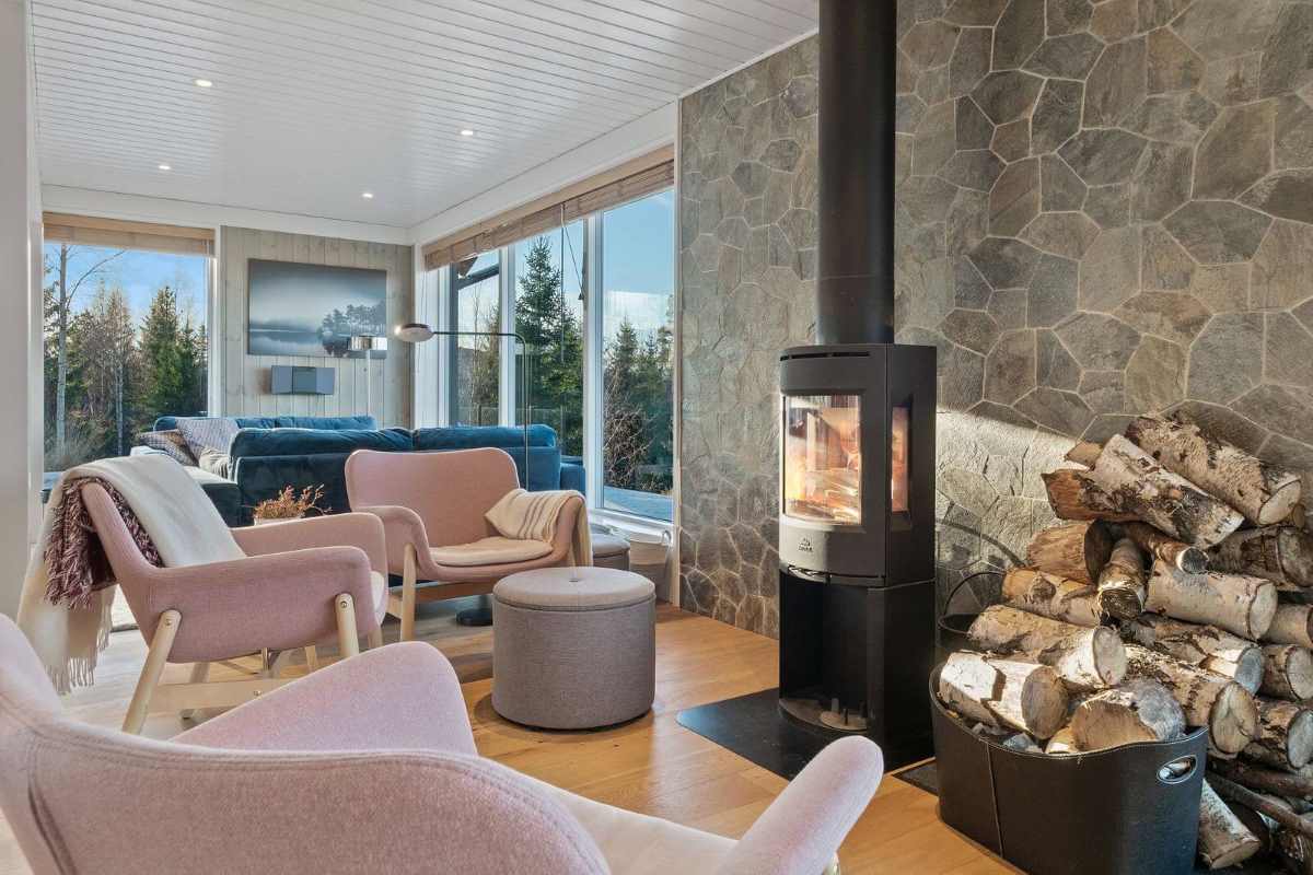 Stuekrok med peis og utsikt  i Tones Cabin, Mjøsli