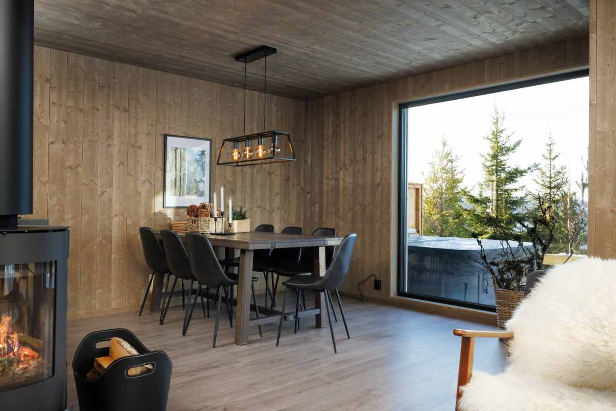 Spisestue med peis og utsikt over Mjøsa i Troll 2, Mjøsli