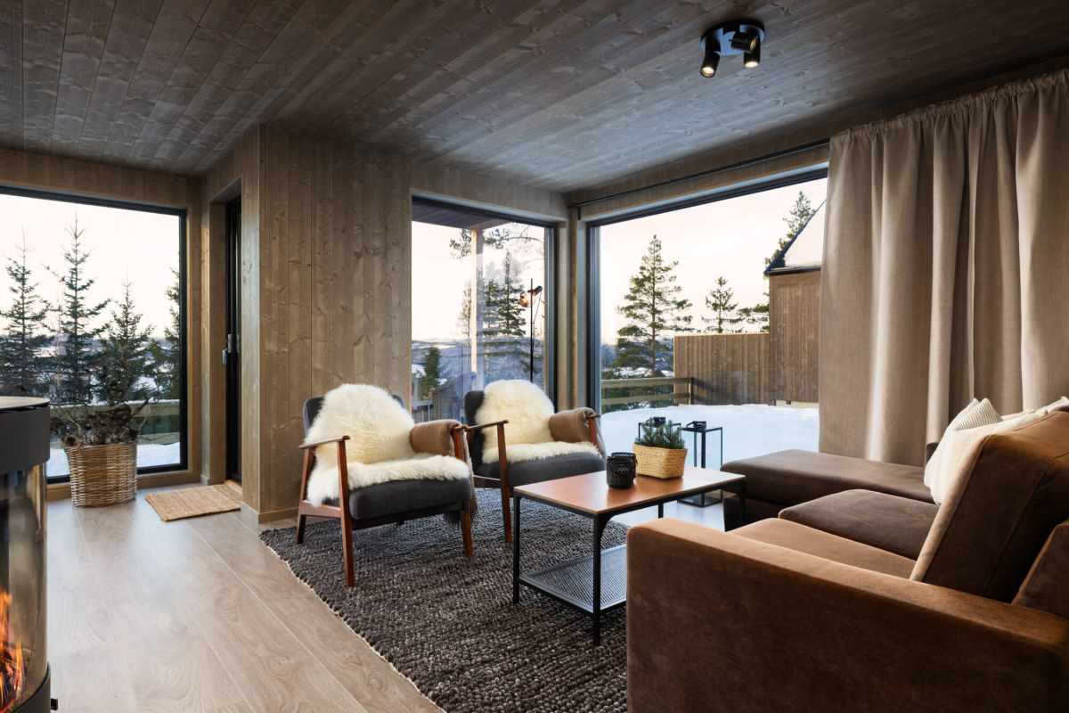 Stue med peis og utsikt over Mjøsa i Troll 2 i Mjøsli