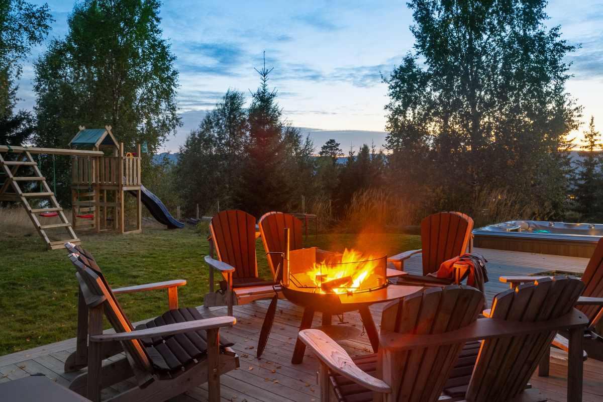 Inngjerdet hage med lekeapparat ved Villa Heidi