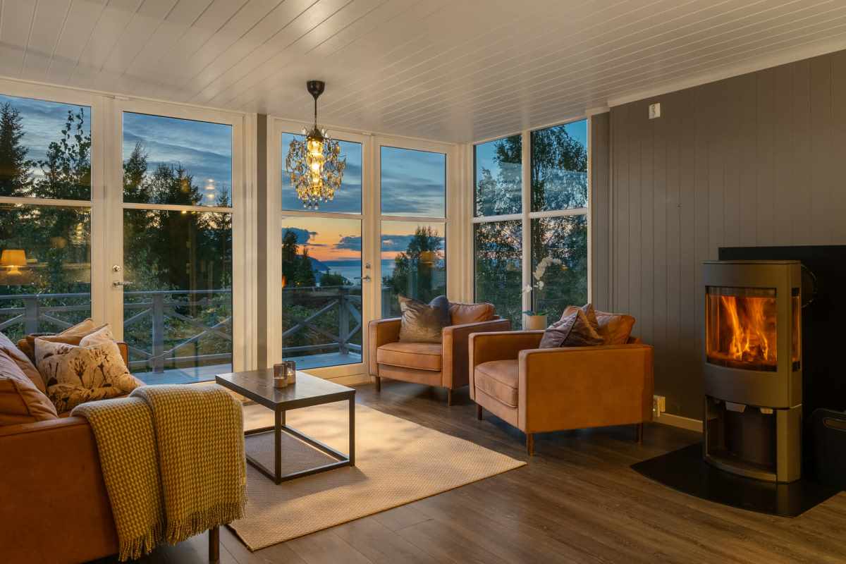 Stue med peis i Villa Heidi, Mjøsli